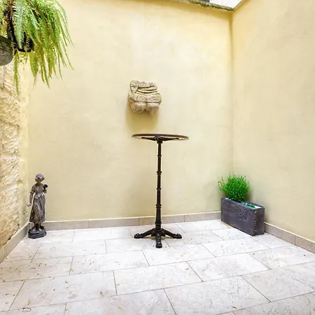 Апартаменты A Beautiful Charming In The Heart Of By 360 Estates *